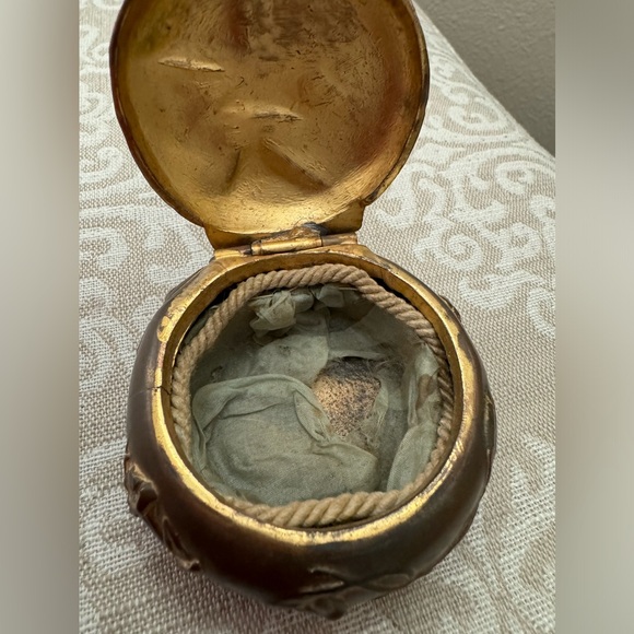 Antique Rogers Art Nouveau Butterfly Design Gilded
Bronze Hinged Trinket Box 858 - Picture 8 of 12